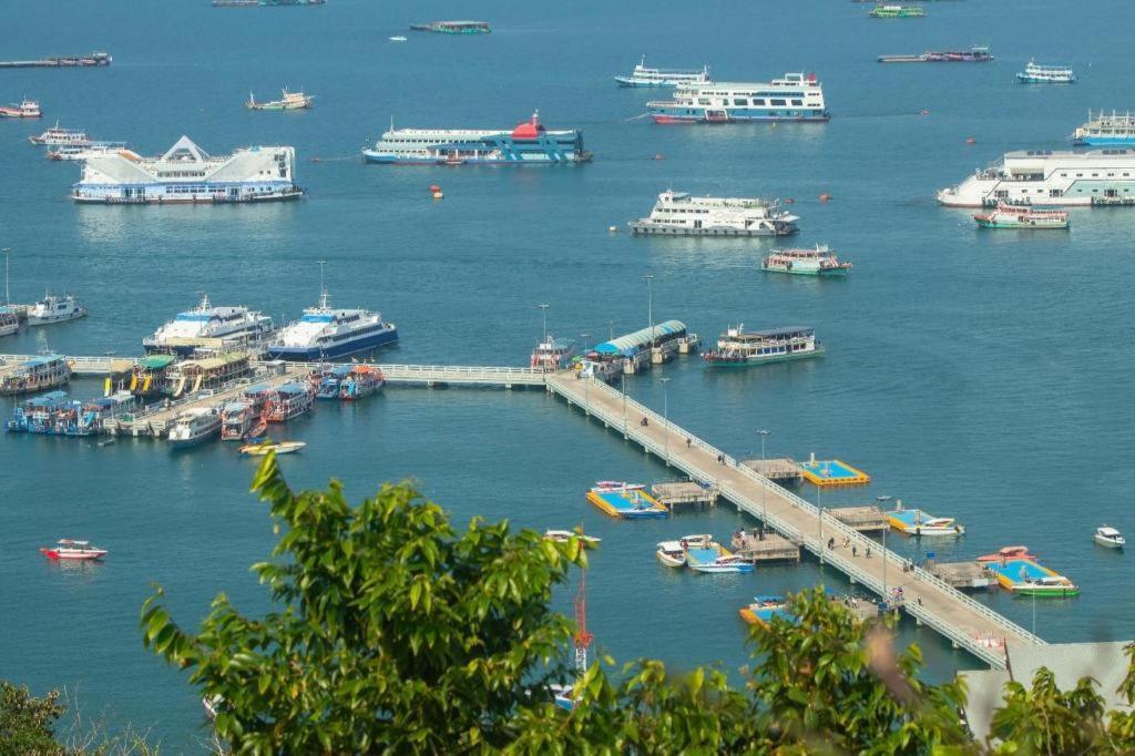 Oyo 1066 Encore Sea Side Pattaya Exterior photo